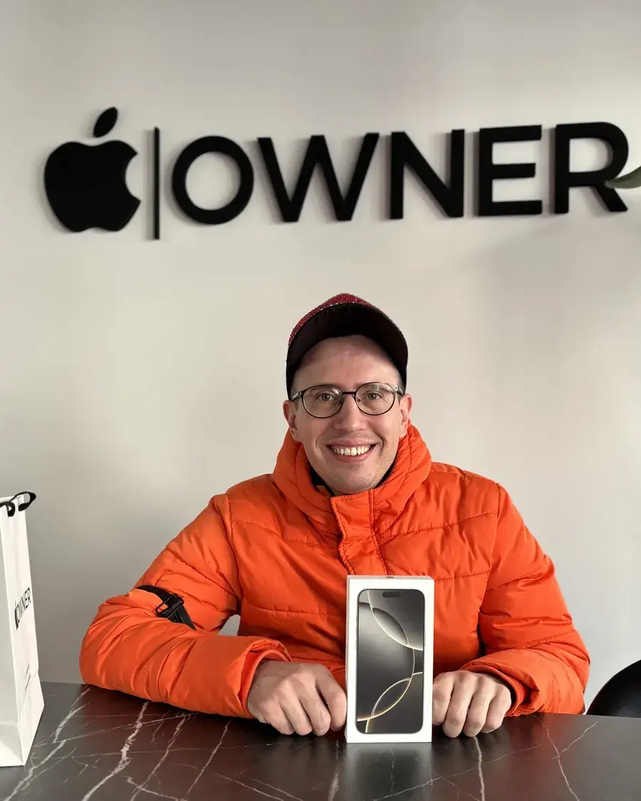 Cliente de Owner Store con su compra, en la oficina
