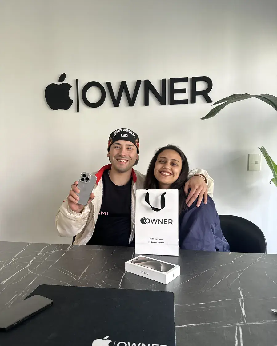 Cliente de Owner Store con su compra, en la oficina