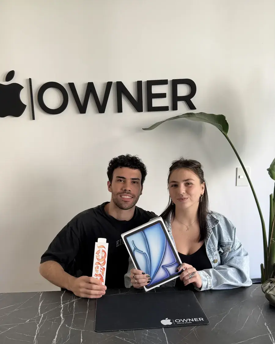 Cliente de Owner Store con su compra, en la oficina