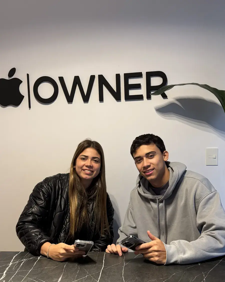Cliente de Owner Store con su compra, en la oficina
