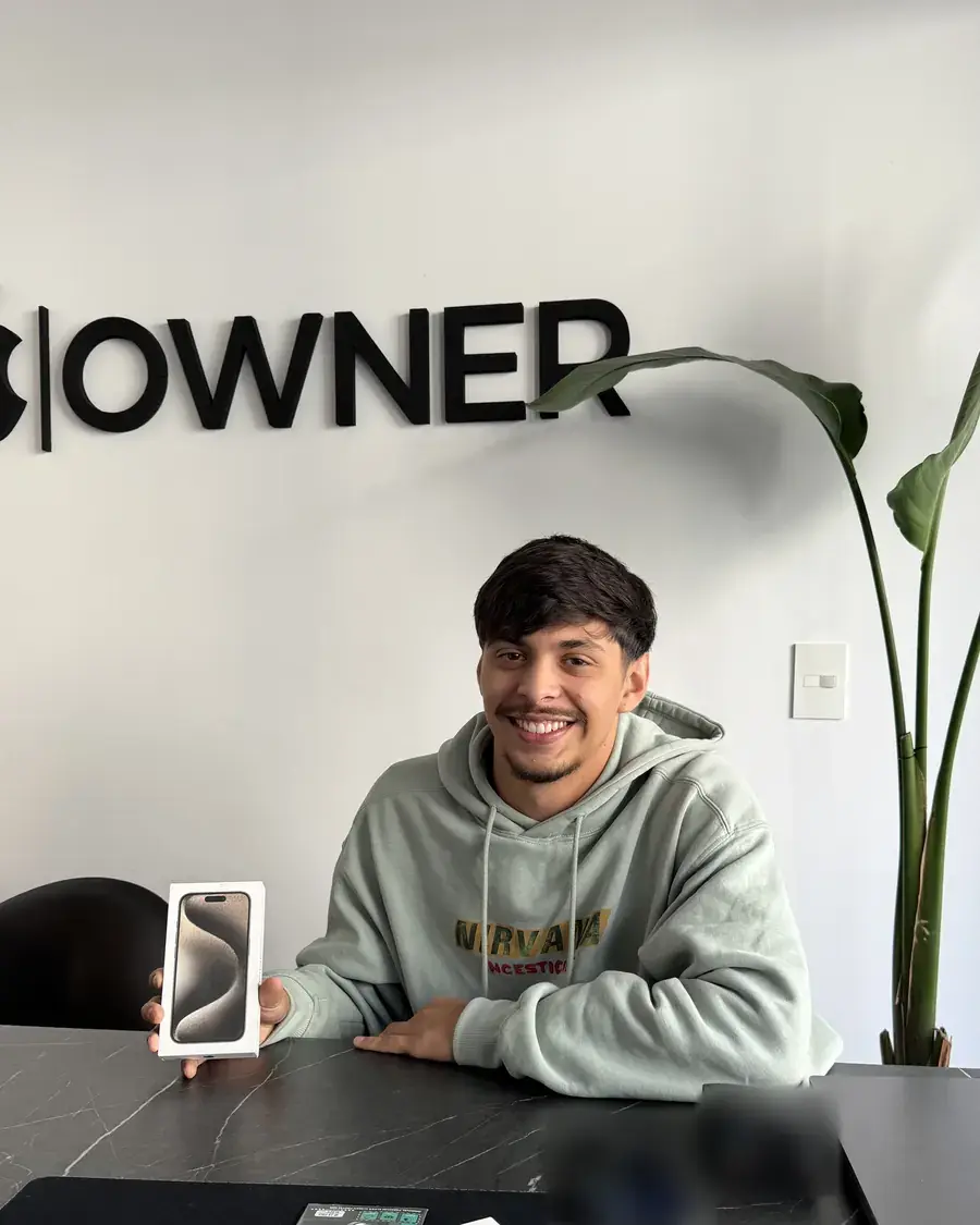 Cliente de Owner Store con su compra, en la oficina