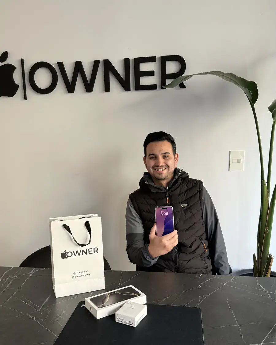 Cliente de Owner Store con su compra, en la oficina