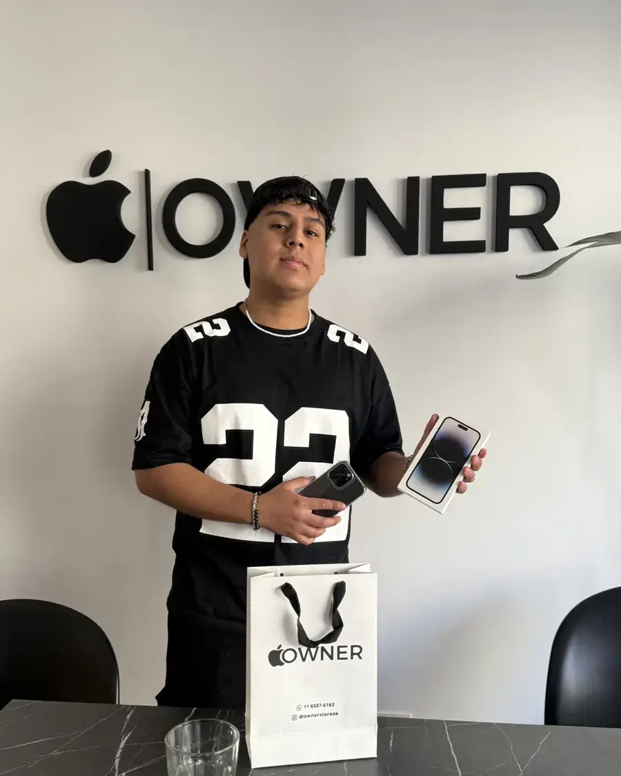 Cliente de Owner Store con su compra, en la oficina