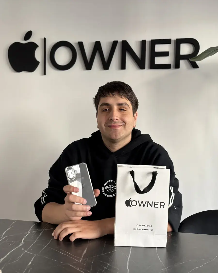 Cliente de Owner Store con su compra, en la oficina