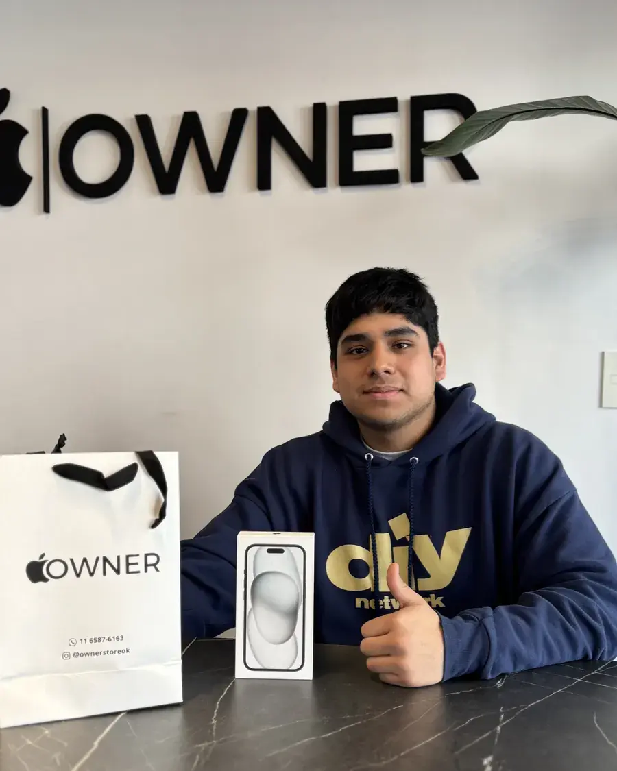 Cliente de Owner Store con su compra, en la oficina