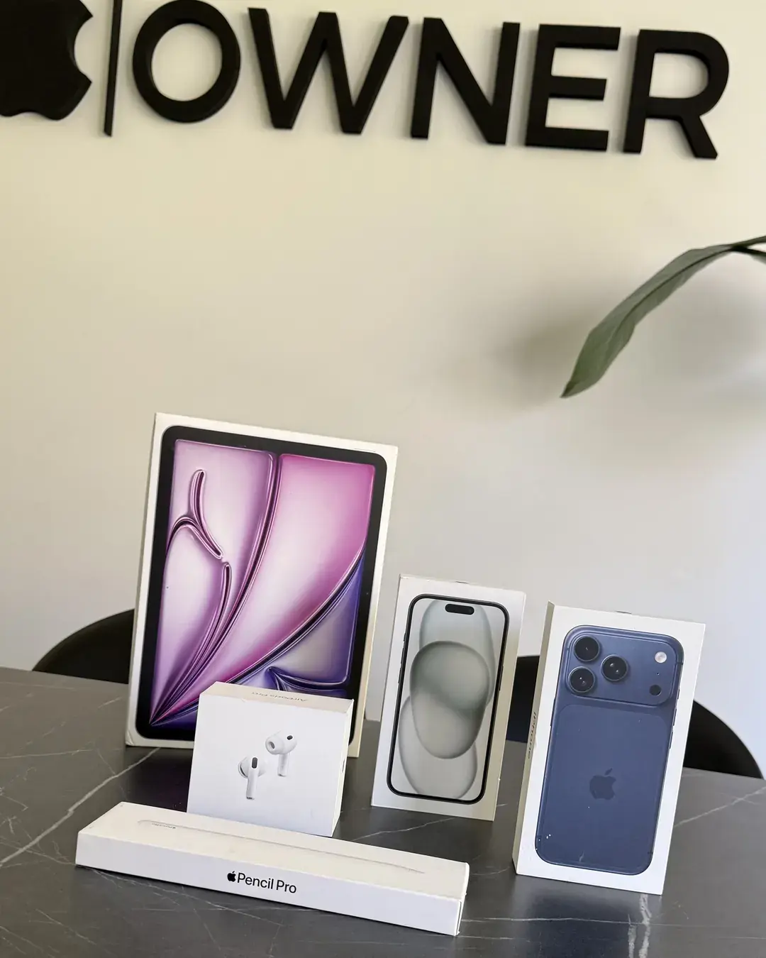 iPad, AirPods, Apple Pencil Pro e iPhone en caja