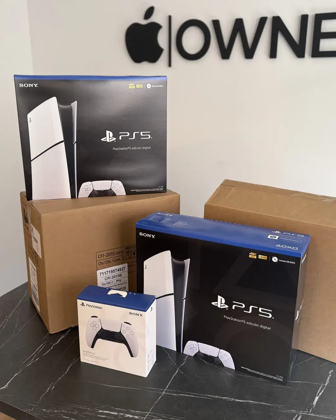PlayStation 5 y joystick DualSense en caja