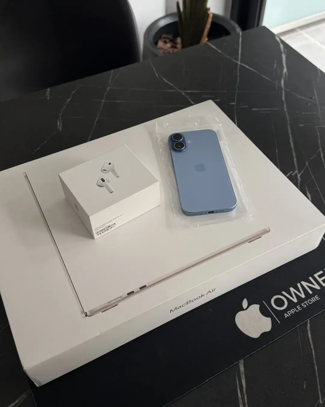 AirPods, iPhone y MacBook Air en caja