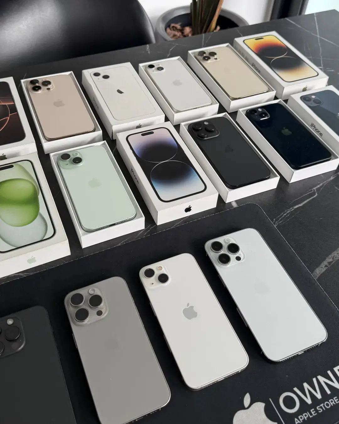 iPhone en caja y fuera de la caja sobre la mesa de la oficina