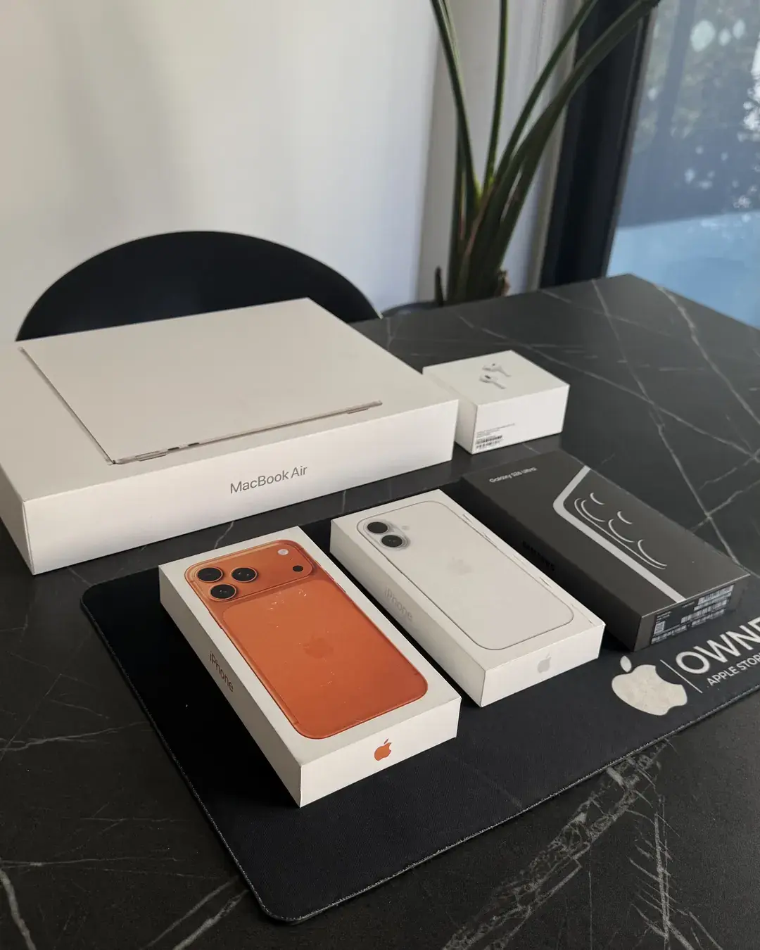 MacBook Air, AirPods e iPhone en caja