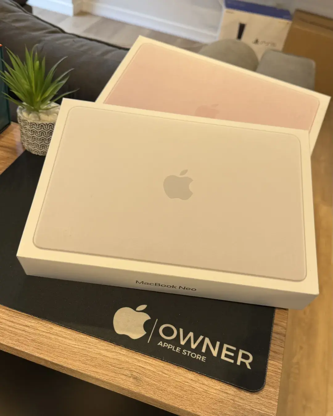 MacBook Neo en caja