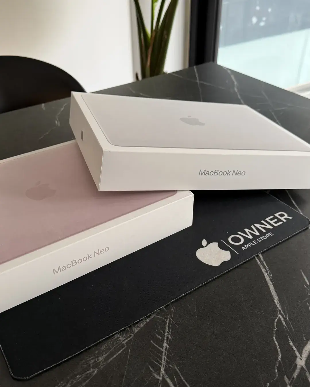 Dos MacBook Neo en caja